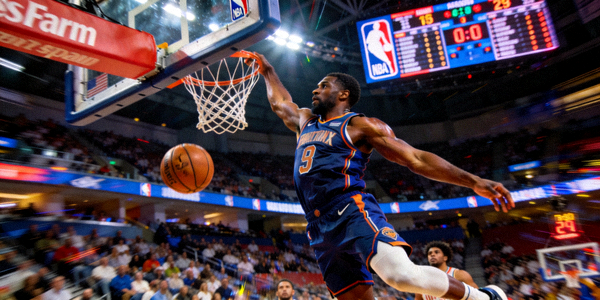 NBA篮球比赛球员扣篮的精彩瞬间